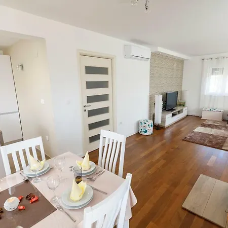 Petra Villa Kastela